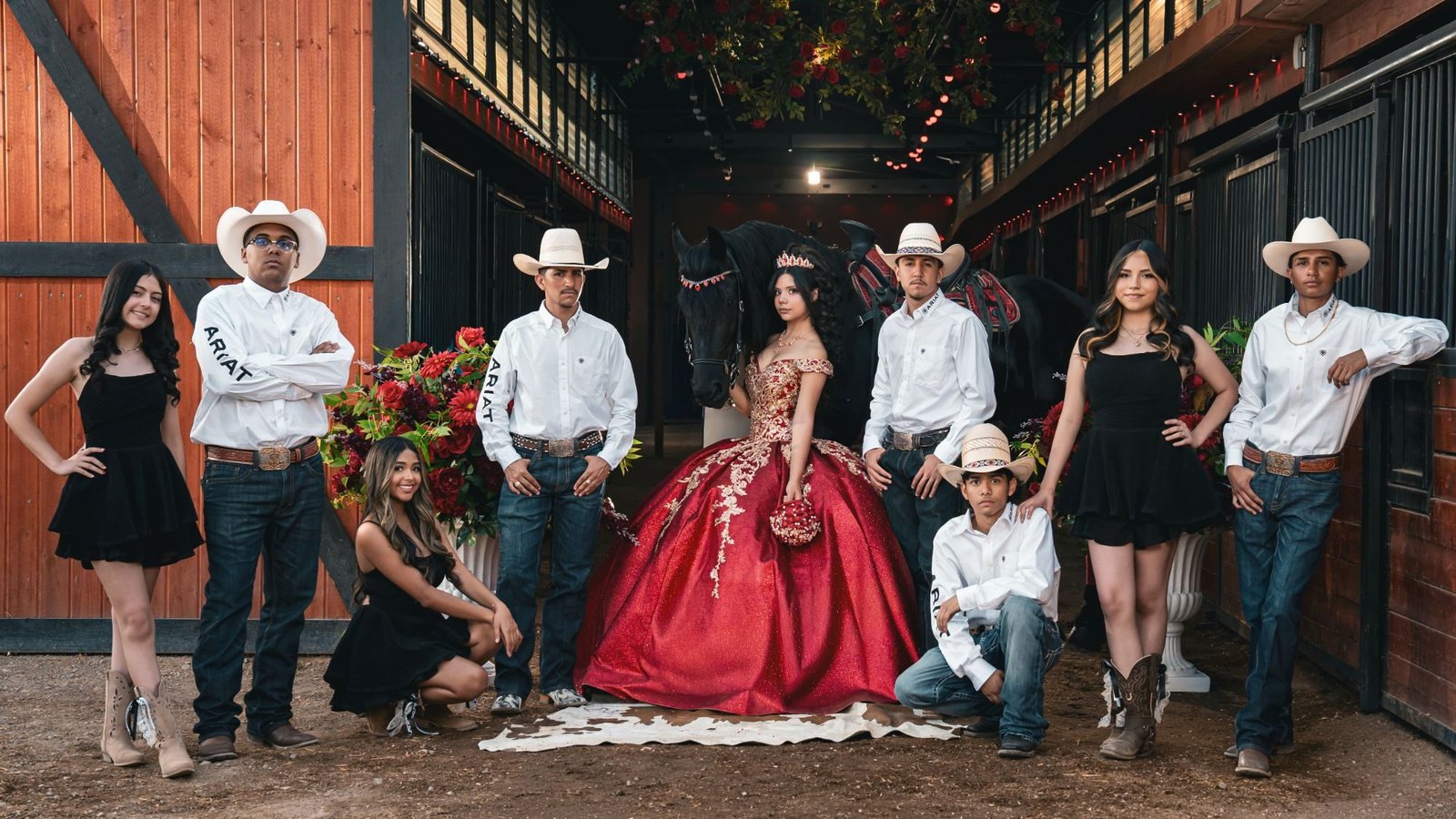 Elite Team de Elegancia con vestido rojo junto a un caballo